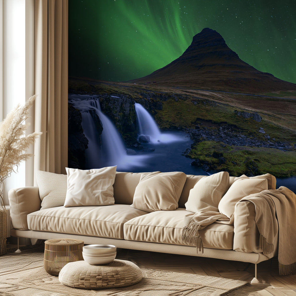 Kirkjufell. . . Sous un ciel vert boréal | Papier Peint Photo