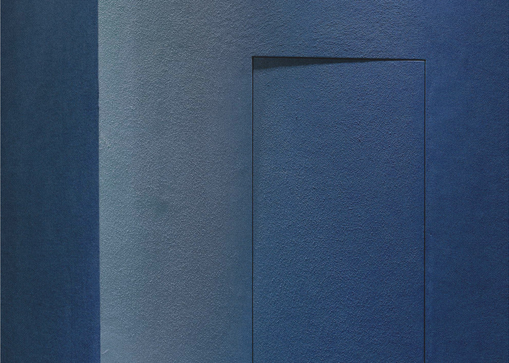Blå minimalisme eller en hemmelig dør | Plakater - Kunsttryk