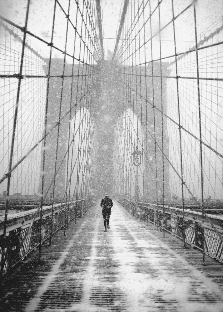 New York Walker nella bufera di neve - Ponte di Brooklyn | Stampe su Tela