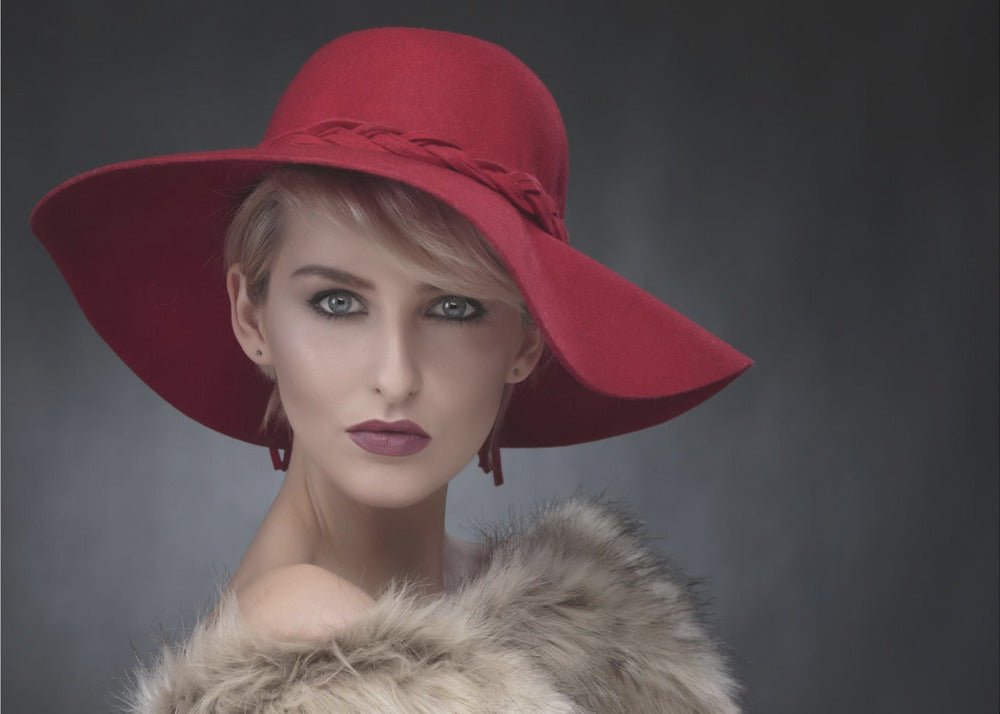 El sombrero rojo de Amber | Impresiones en Lienzo