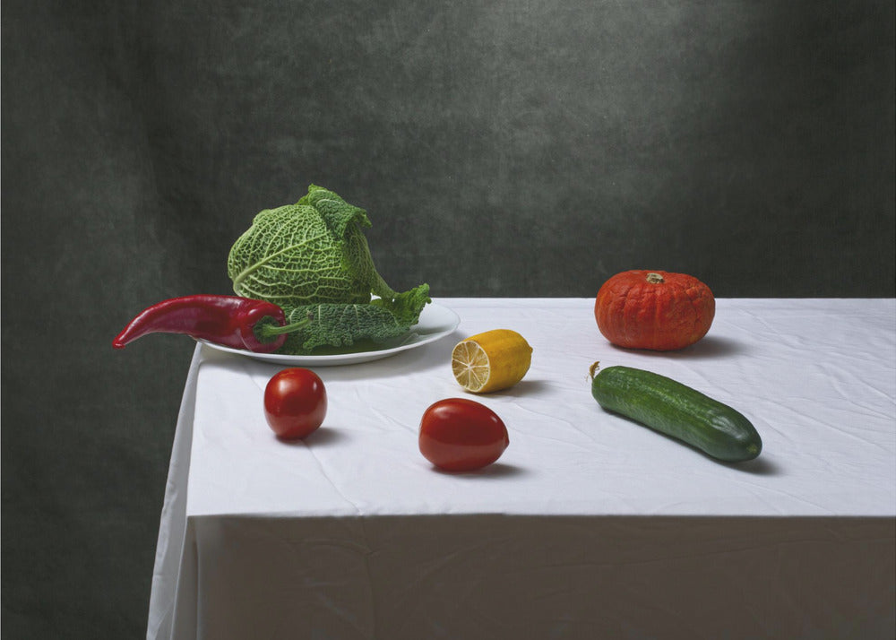 Stilleben med savoykål, tomater, gurka, röd paprika, citron och pumpa | Poster